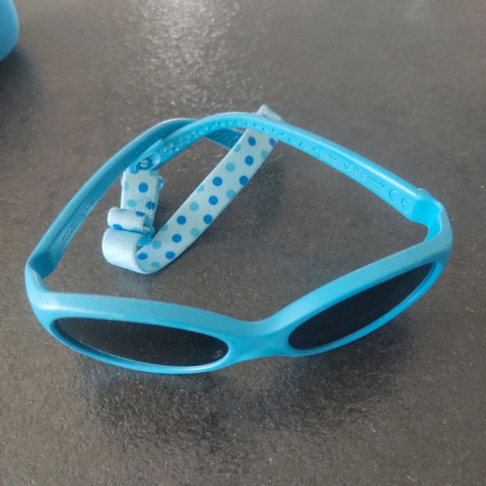 Lunettes de soleil bébé + pochette - photo numéro 2