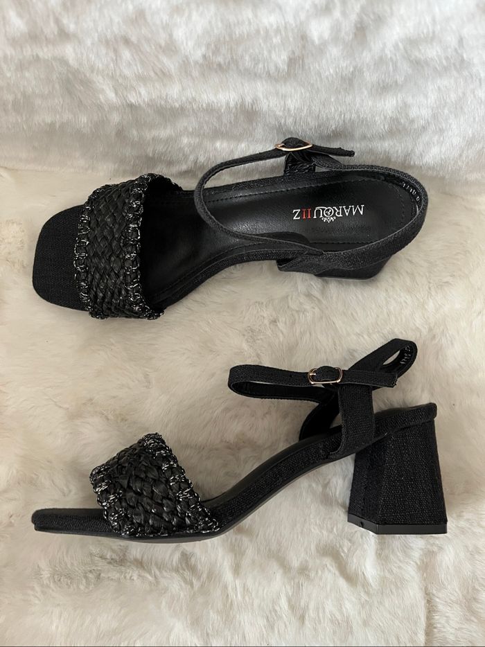 Sandales noire et argentées pointure 38, talons 7 cm - photo numéro 2