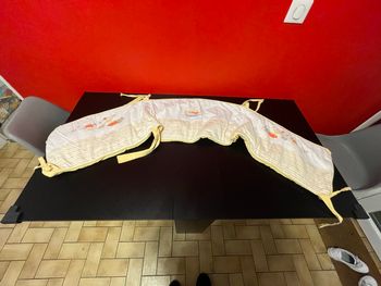 Tour de lit jaune à rayures et animaux – Alphabet