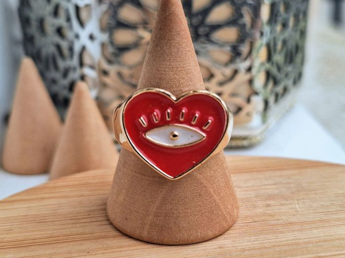 Bague chevalière créatrice dorée en forme de cœur Rouge laqué, orné d'un motif œil dorée - photo numéro 2