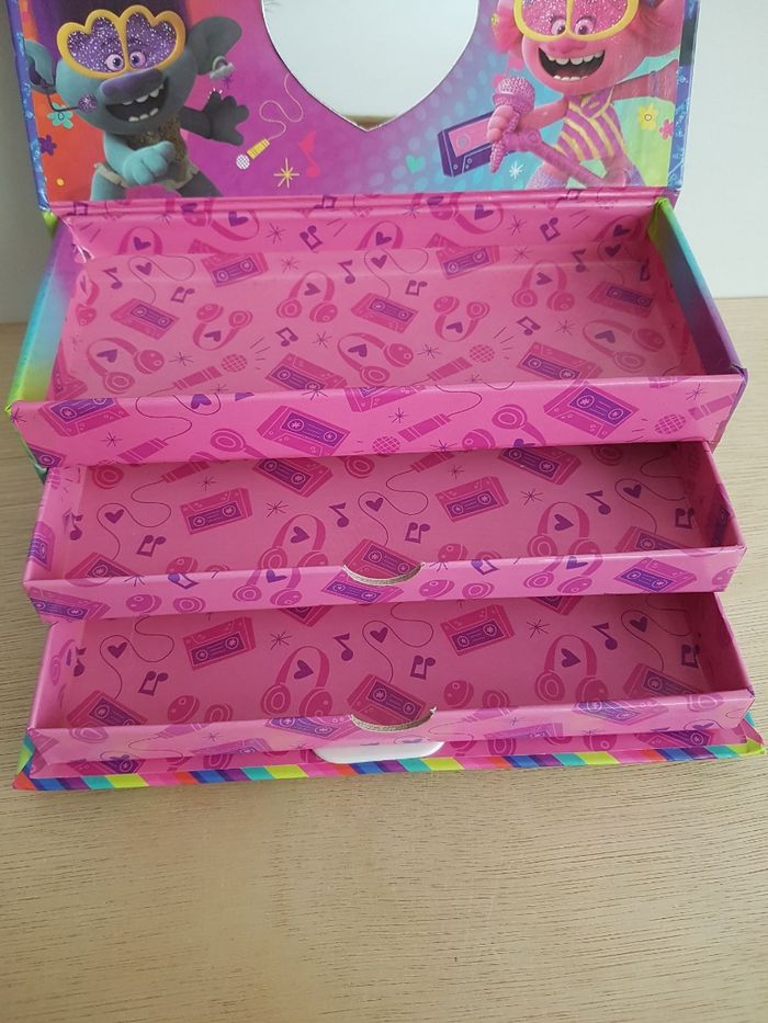 8 figurines The trolls et coffret - photo numéro 6