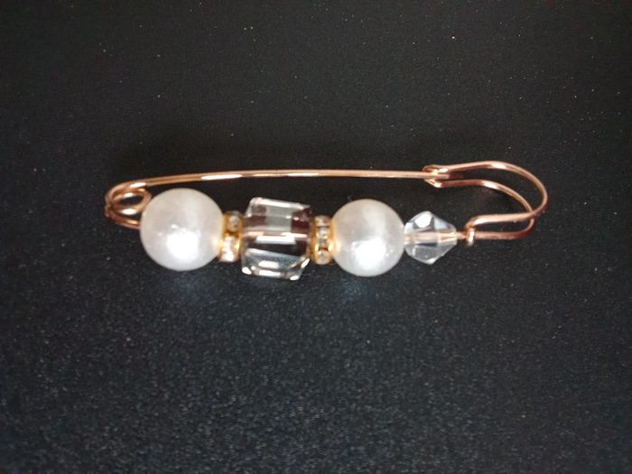 Broche perle femme