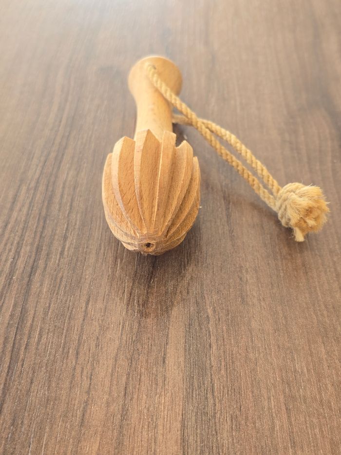 Presse agrumes en bois. - photo numéro 2