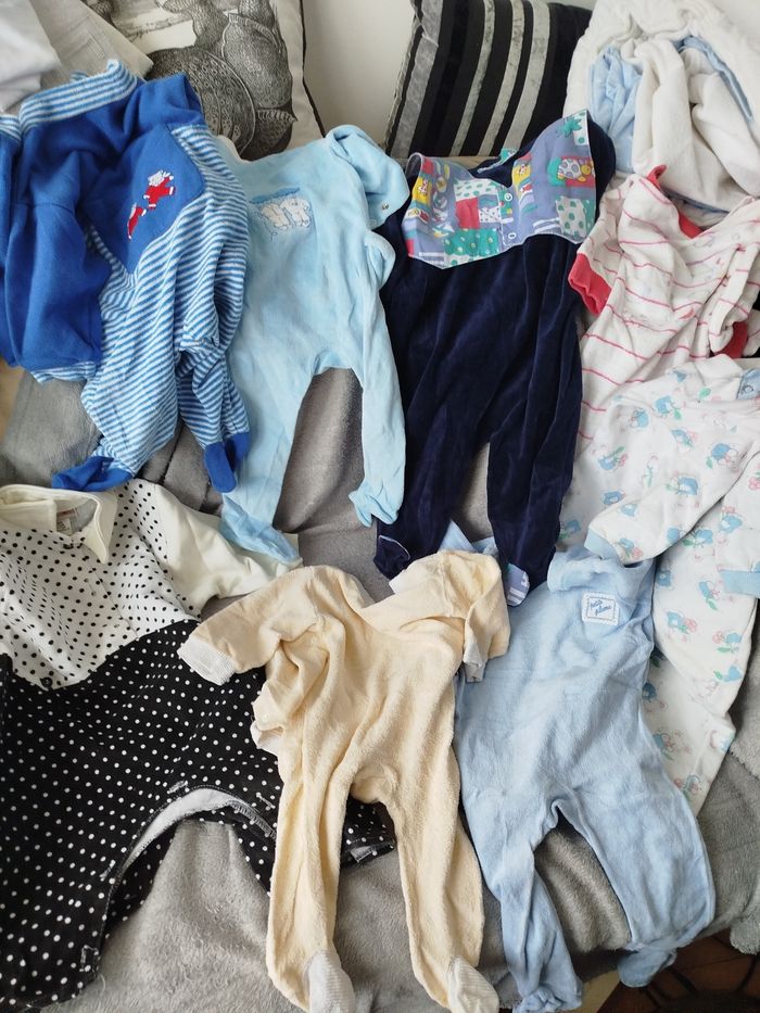 Lot de 8 pyjamas et autres - photo numéro 2