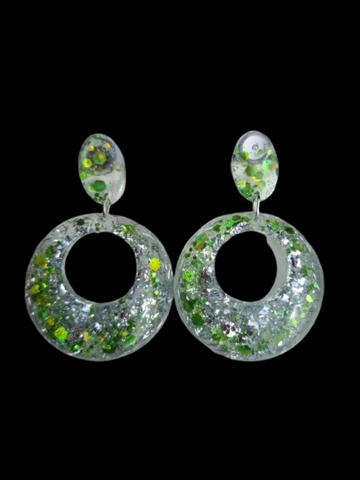 🌿 Éclat nature – Boucles d’oreilles vertes scintillantes en résine - photo numéro 8