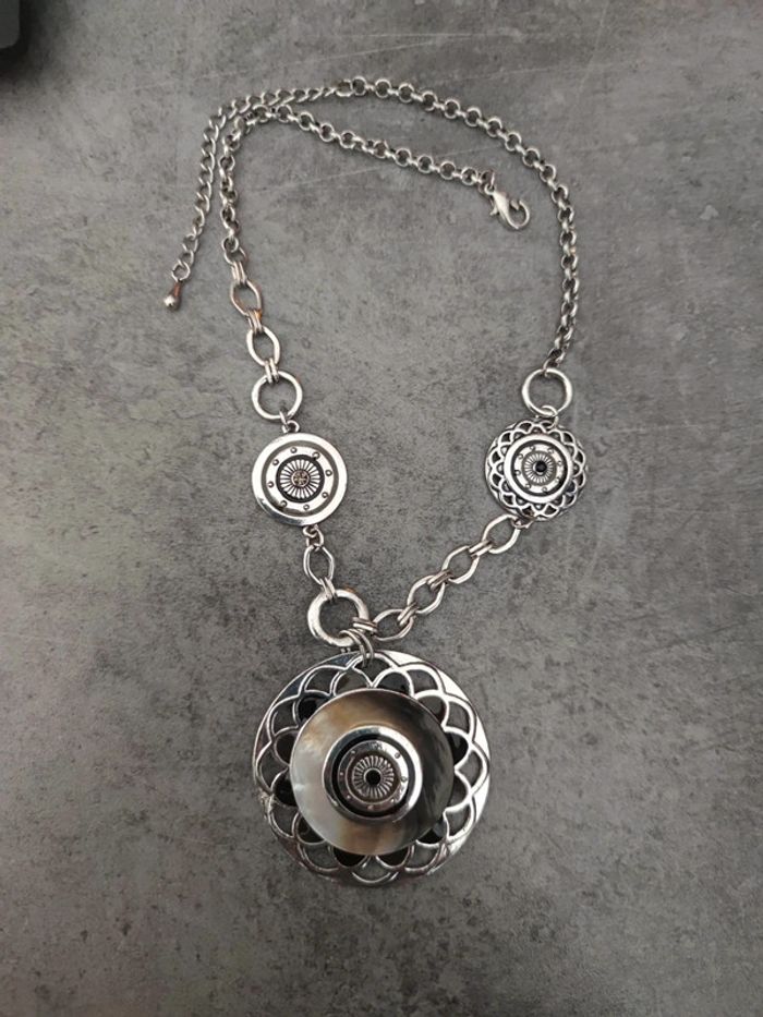 collier métal argenté et nacre