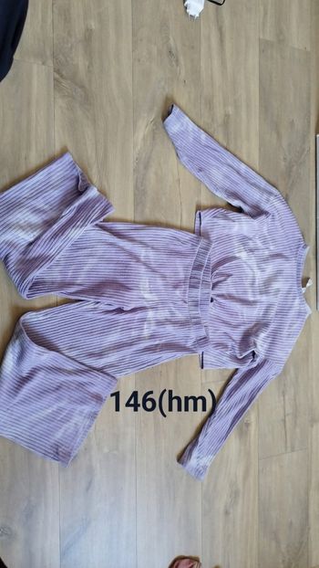 Training ou tenue d'intérieur ou pyjama fille taille 146. 11 ans