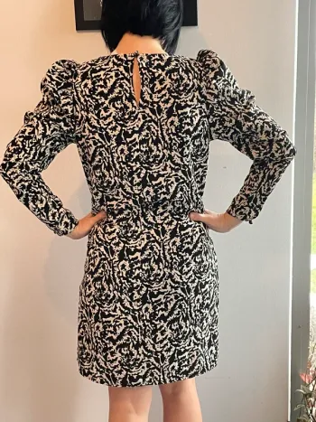 Robe mi longue chic noire et blanche manches longues