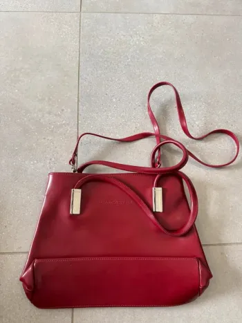 Sac à bandoulière vintage Lancaster bordeaux, il y a quelques marques d'usure, 29x22cm