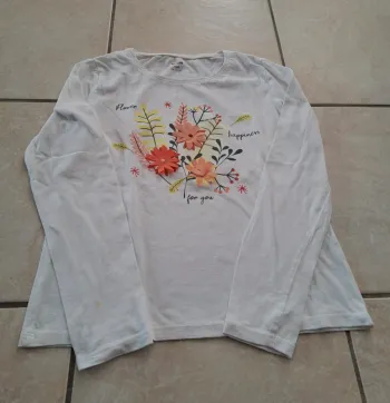 Tee-shirt manches longues blanc motif fleurs Kiabi
