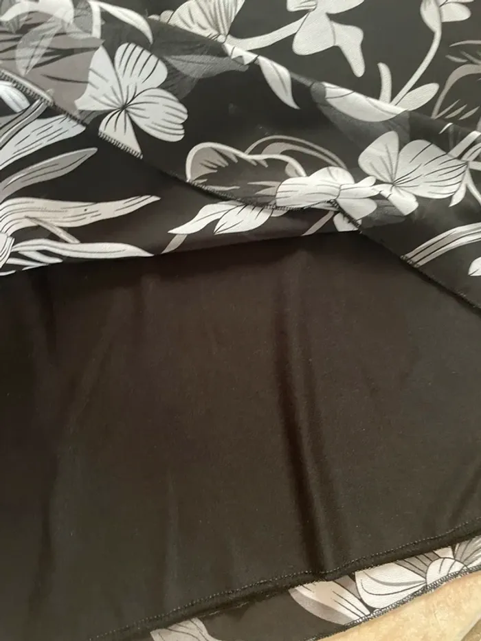 Magnifique robe d’été toute doublée en 44/46 dos en dentelle noire excellent état - photo numéro 7