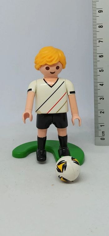 Homme footballeur allemand numéro 20 avec ballon playmobil