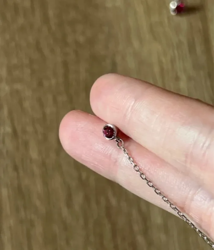 Boucles d’oreilles Swarovski / Modèle pendantes / très bon état / couleur ton rose rouge - photo numéro 3