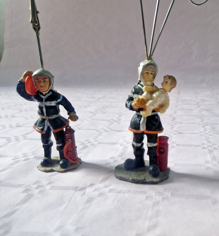 Lot petites figurine  / statuette  / bibelot , Pompier - photo numéro 4