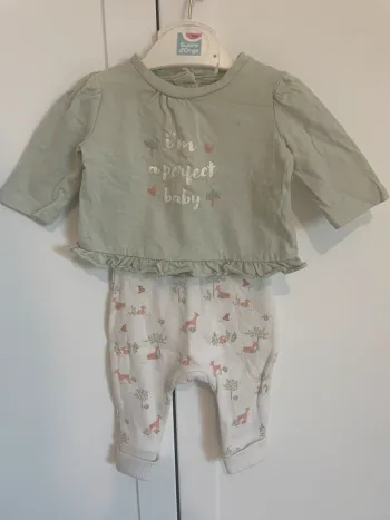 Ensemble jogging et tee shirt manche longue