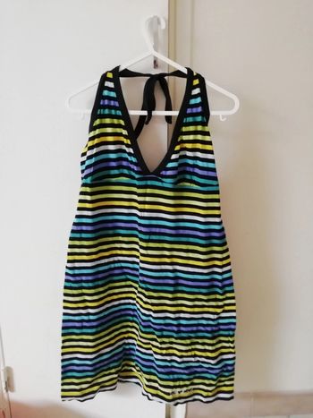 Robe nœud derrière le coup