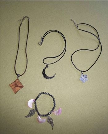 Lot de 3 colliers et 1 bracelet
