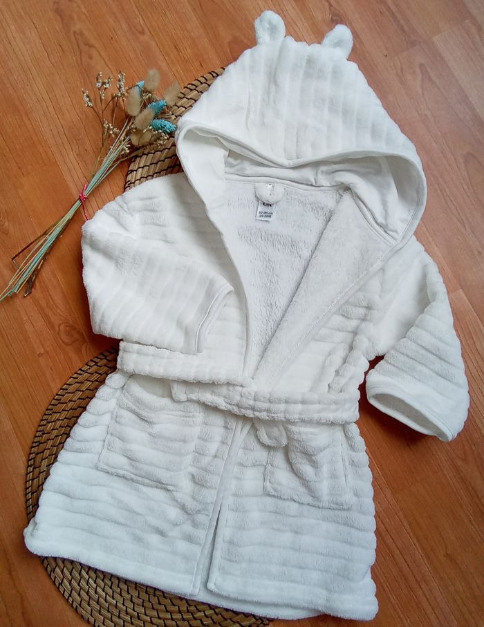 Peignoir blanc à capuche C&A taille 24/36 mois