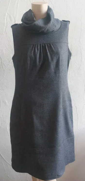 Robe grise élégante à col roulé Taille 38