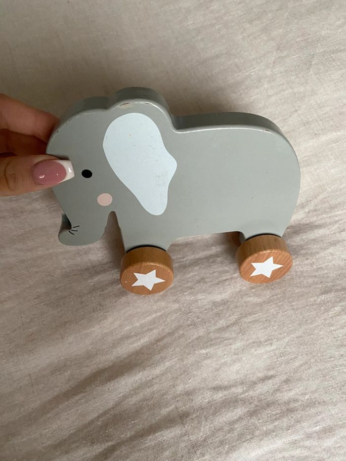 Éléphant en bois à roulette - photo numéro 3