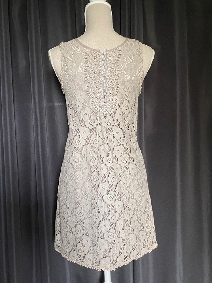Robe grise en dentelle