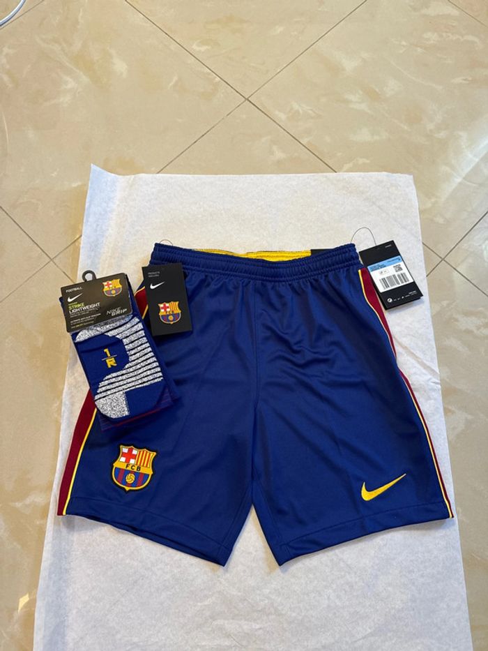 Short de foot Nike équipe FC Barcelone avec chaussettes taille 10/12 ans authentique neuf - photo numéro 3