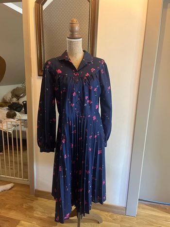 Robe vintage bleu marine à fleurs – style rétro chic