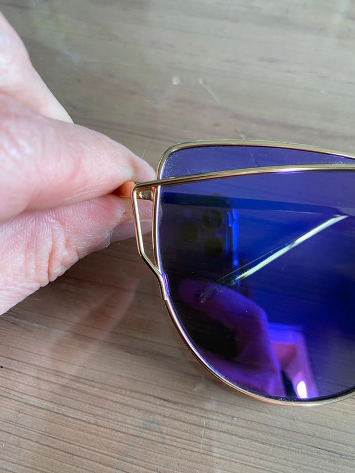 Lunettes de soleil avec verres violets et monture métal doré - photo numéro 8