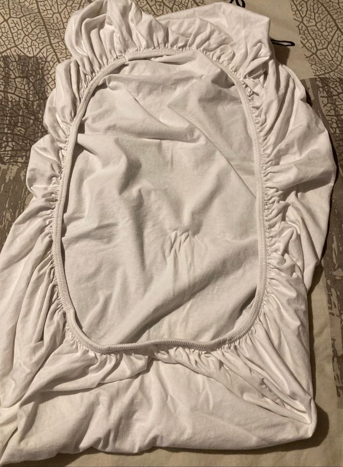 2 draps housse pour lit bébé 1 blanc et 1 crème En très bon état lavé et aucunes taches - photo numéro 2