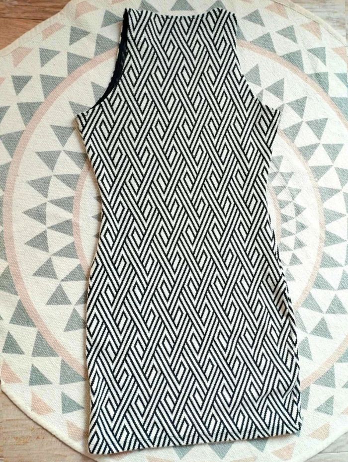 Robe  courte  moulante graphique  -  Noir écru - Mango - M- Parfait  état - photo numéro 9