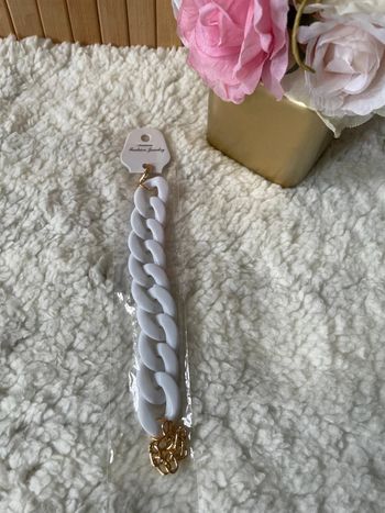 Bracelet blanc grosse chaîne.