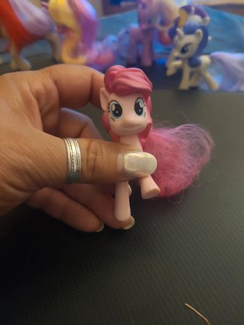 un petit poney rose