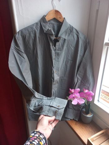 Magnifique chemise kaki tout âge ou sur chemise 42