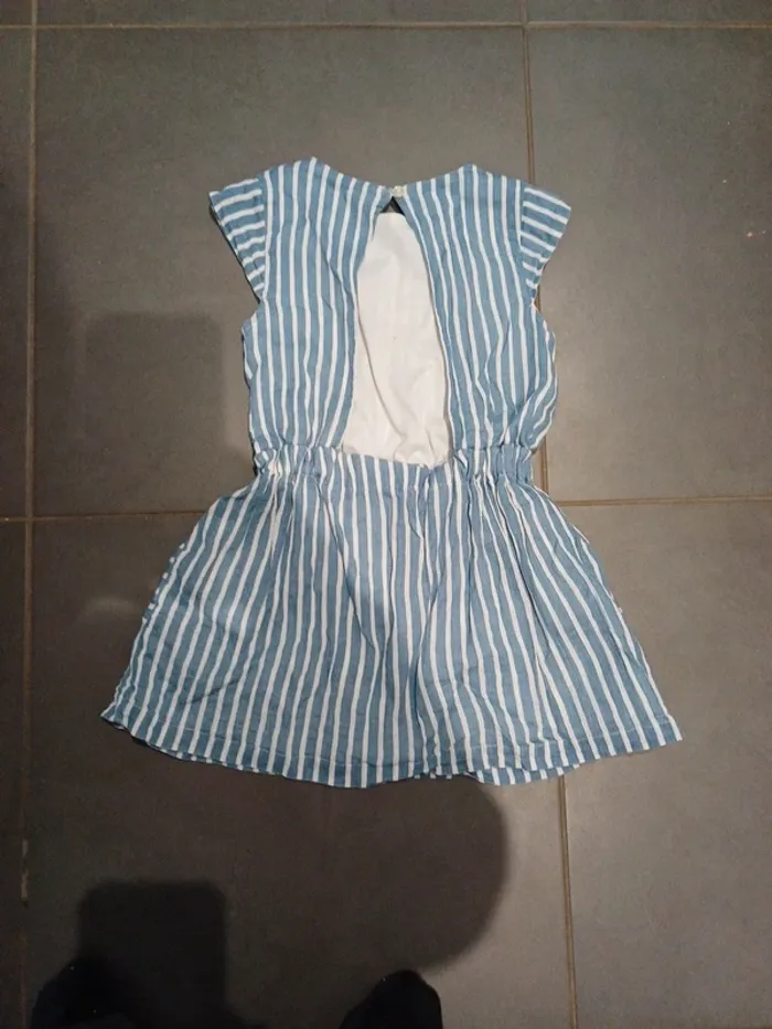 Robe tex 5/6ans dos ouvert - photo numéro 3