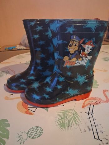 Une paire de bottes pat patrouille taille 25