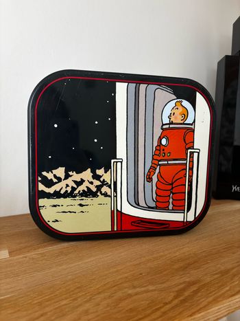 Boîte en métal tintin on a marché sur la lune