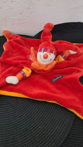 Doudou plat Capucin Dragobert MOULIN ROTY clown arlequin rouge orange