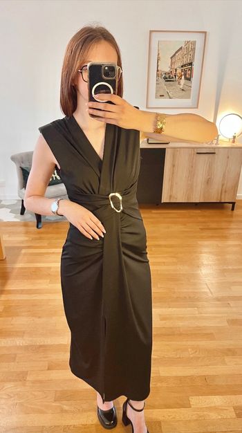 Robe Longue – Fendue, Col V & Détail Anneau