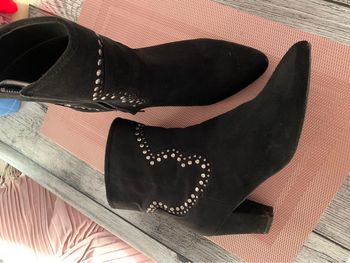 Bottines noires façon daim
