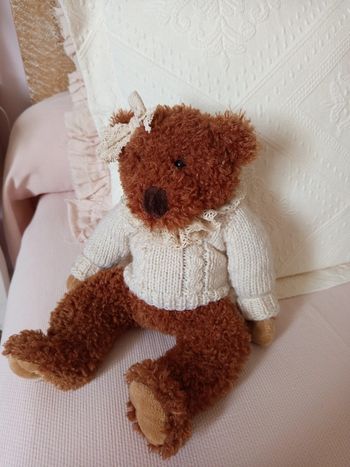 Ourson brun look vintage pull écru avec col dentelle