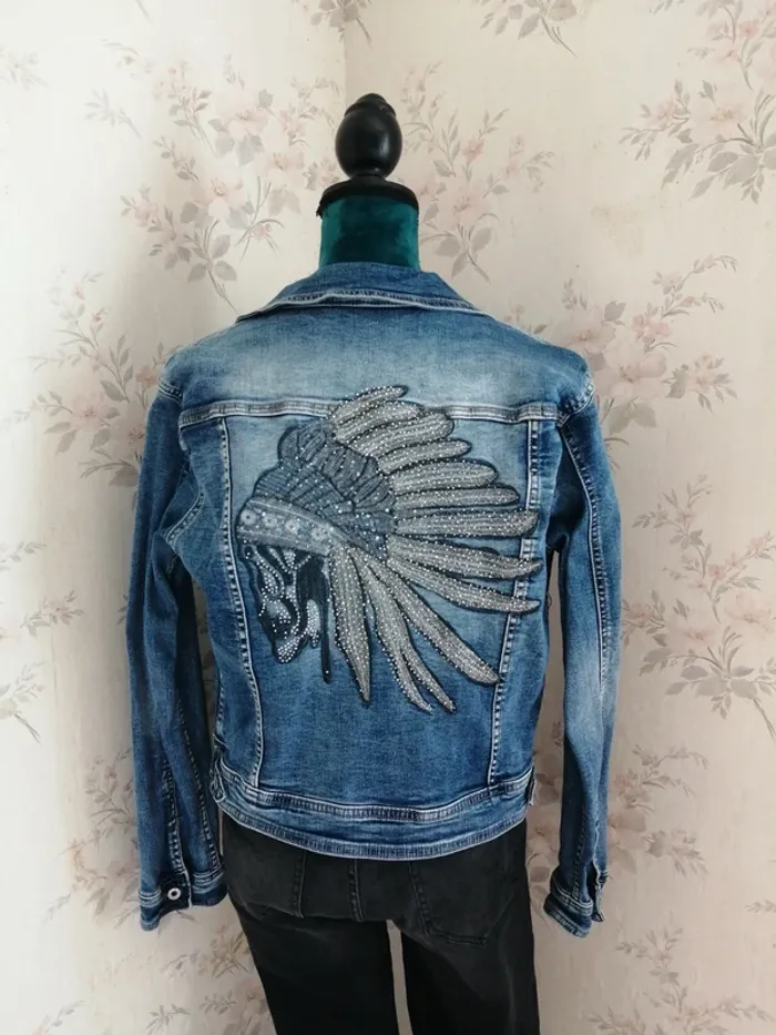 Veste en jeans bleu avec tête d'indien à strass dans le dos / boutique indépendante / (XL) - photo numéro 4