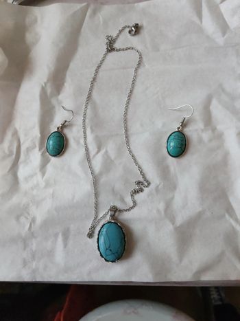 Parure chaîne et pendentif et boucles d'oreilles