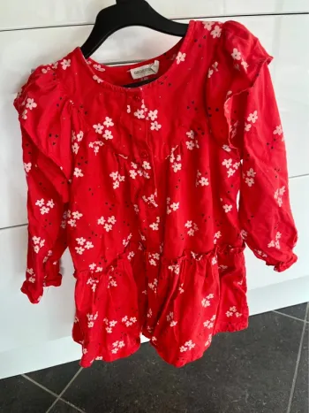 Robe rouge à fleurs