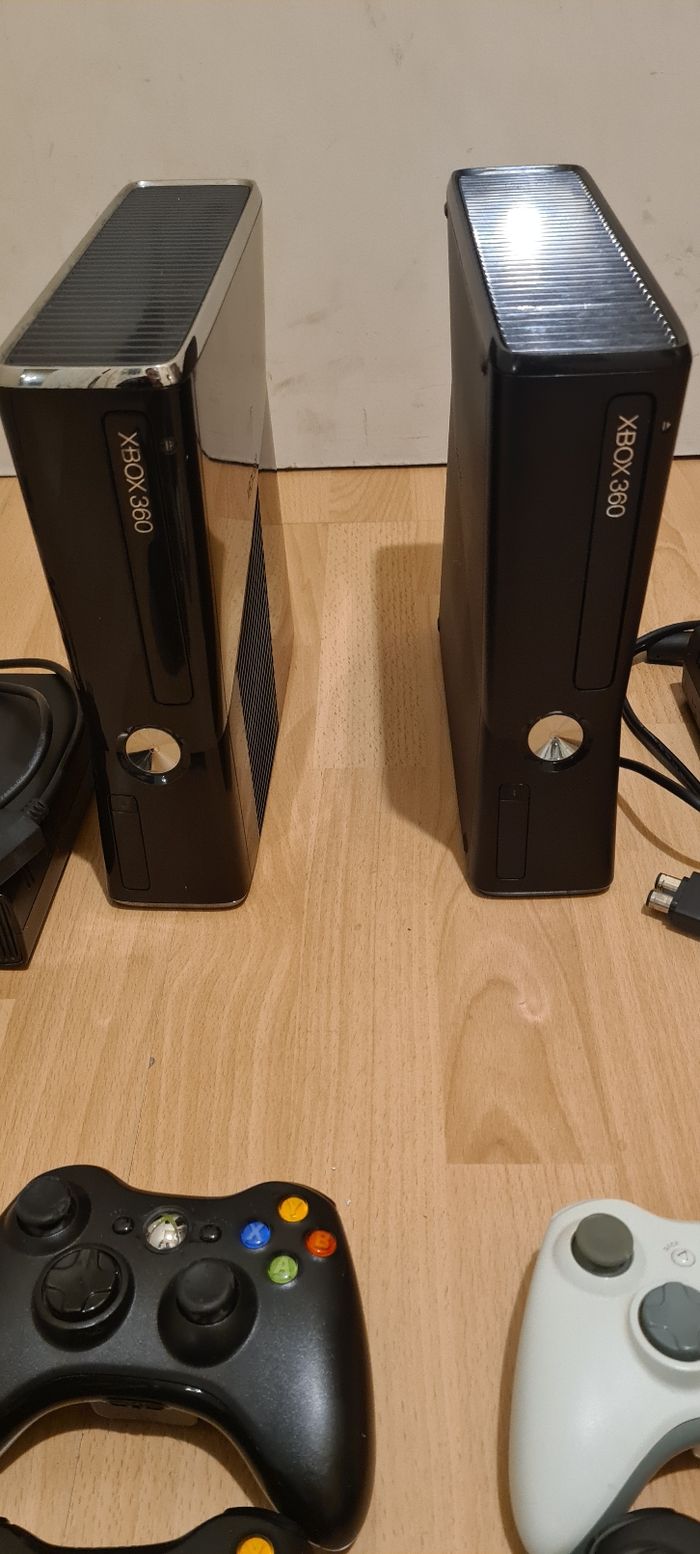 Xbox360 + 5 manettes + 2 cables d'alimentations + 26 jeux - photo numéro 2