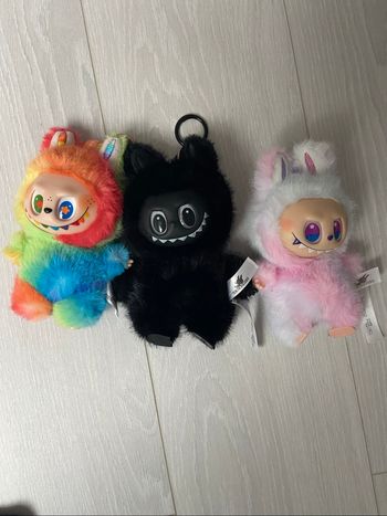 3 labubu neuf boîte fermé (1 multicolore,1 noir et 1 energy V3)