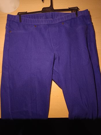Pantalon couleur "myrtille" (bleu électrique/presque violet) taille M ; détail de fausses poches avec pressions sur le devant et vraies poches à l'arrière 
