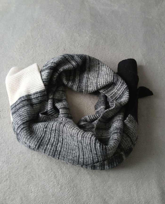 Écharpe 
Dimensions : 184 cm x 50 cm