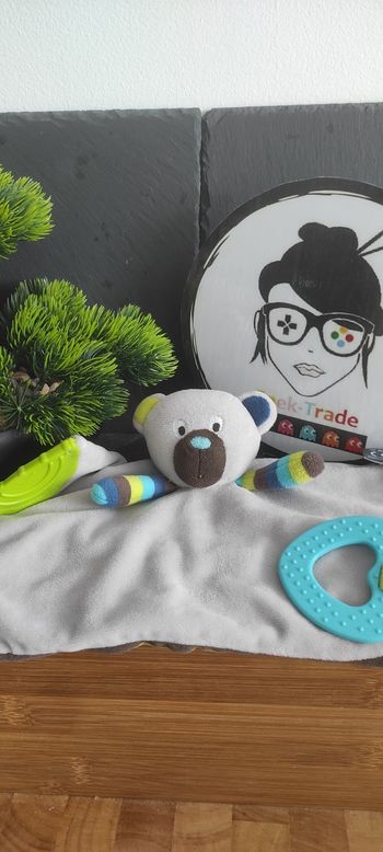 Doudou plat Ours grelot gris marron rayé bleu vert dentition orchestra coeur