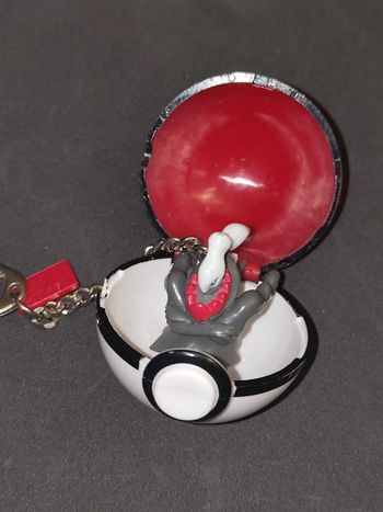 Porte-clés Pokéball avec figurine Darkrai – Pokémon