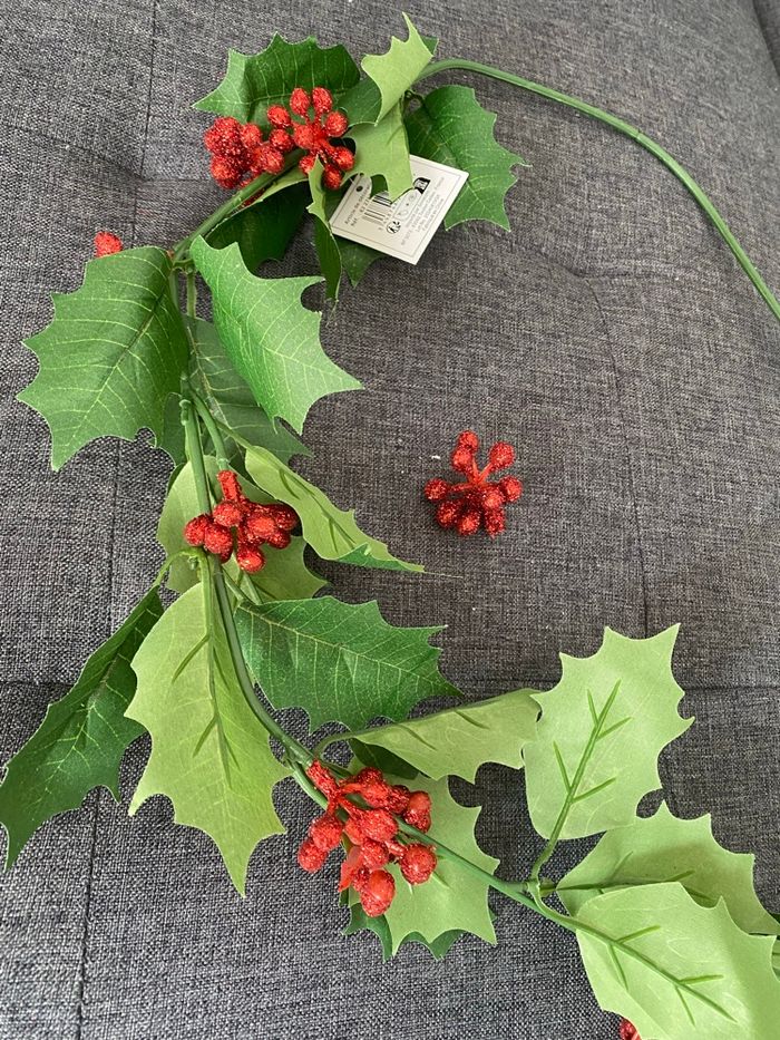 Branche décorative artificielle imitant du houx - photo numéro 2